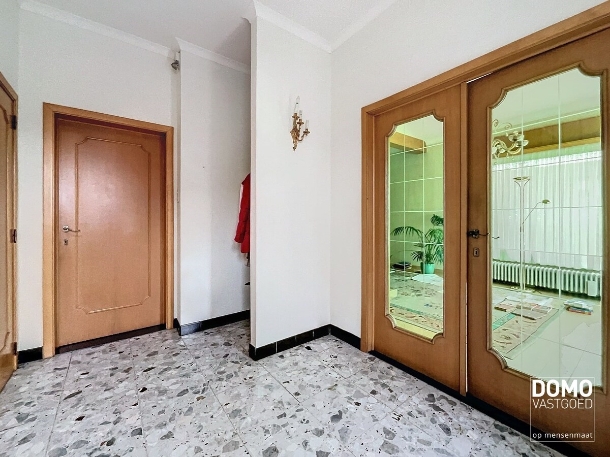 RUIME GEZINSWONING MET TUIN EN GARAGE TE KERMT 