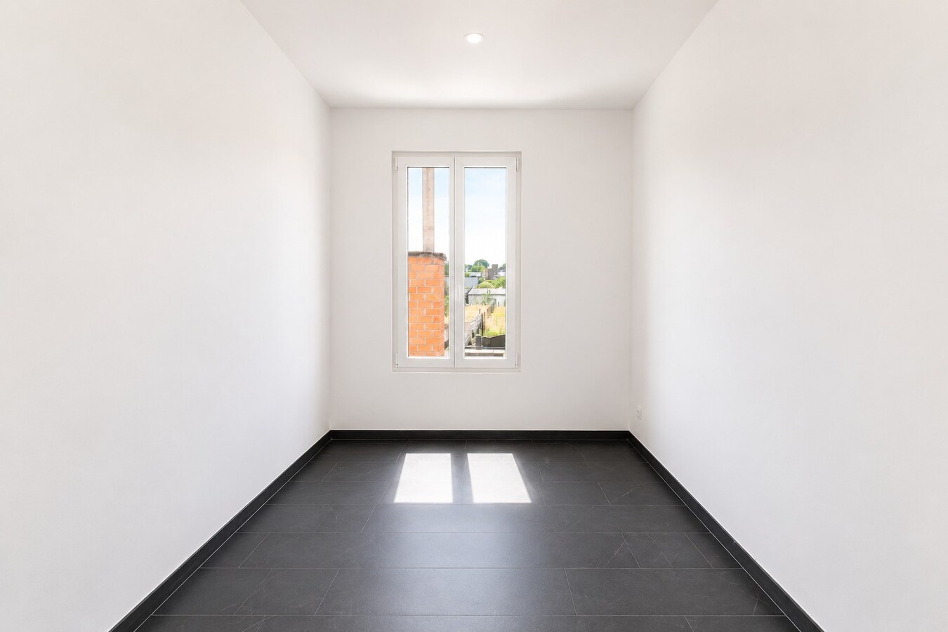 Instapklare gezinswoning met 4 slaapkamers, 2 badkamers, zonnige zuidwestgerichte tuin en EPC-label C in hartje Sint-Niklaas! 