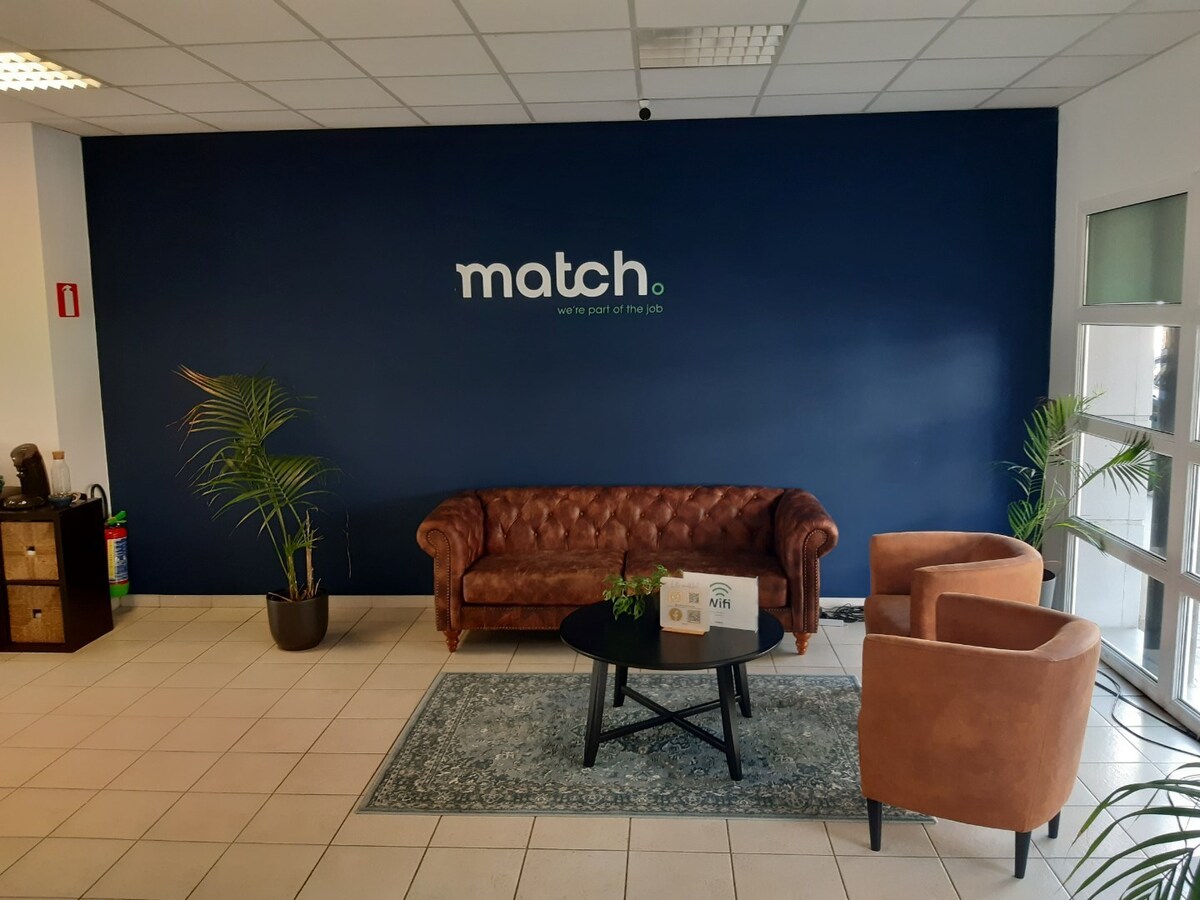 Uitstekend gelegen commercieel pand met parkeermogelijkheden ! 