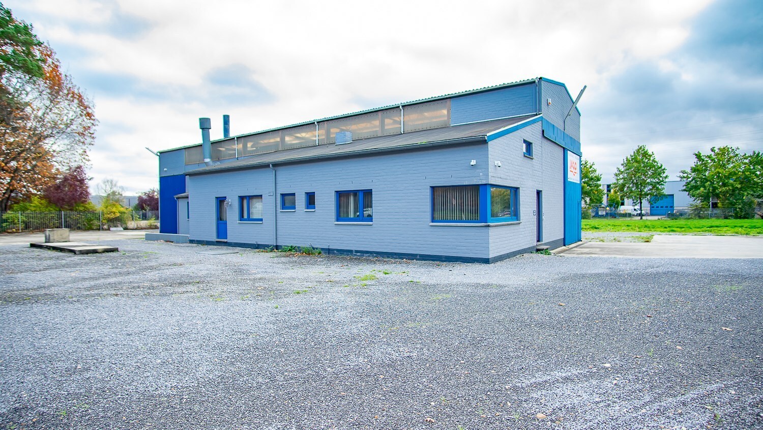 Zeer vlot bereikbaar industriegebouw 300 m² + burelen 