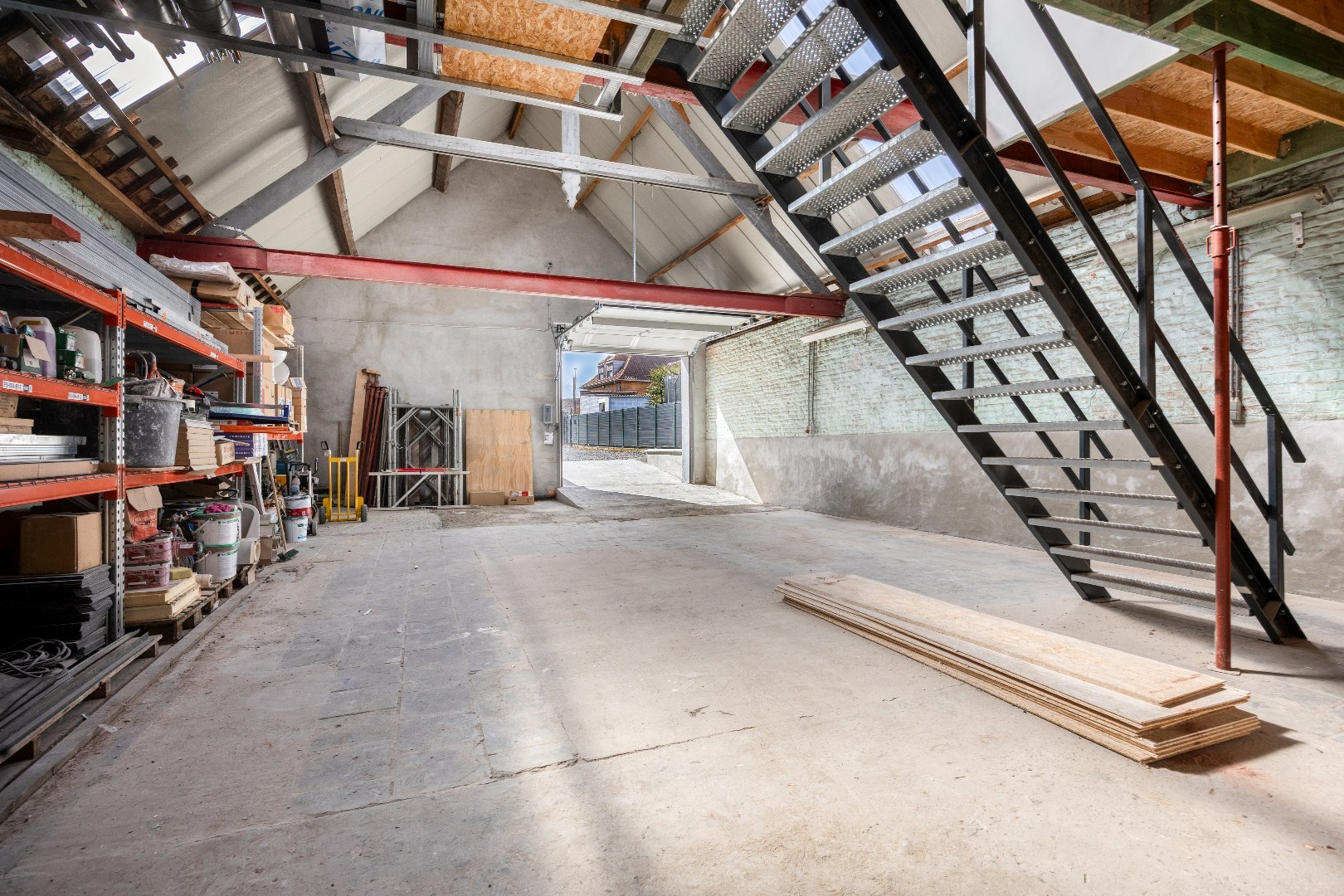 Vernieuwde loods en vergunde bouwgrond voor halfopen bebouwing te Lembeek 