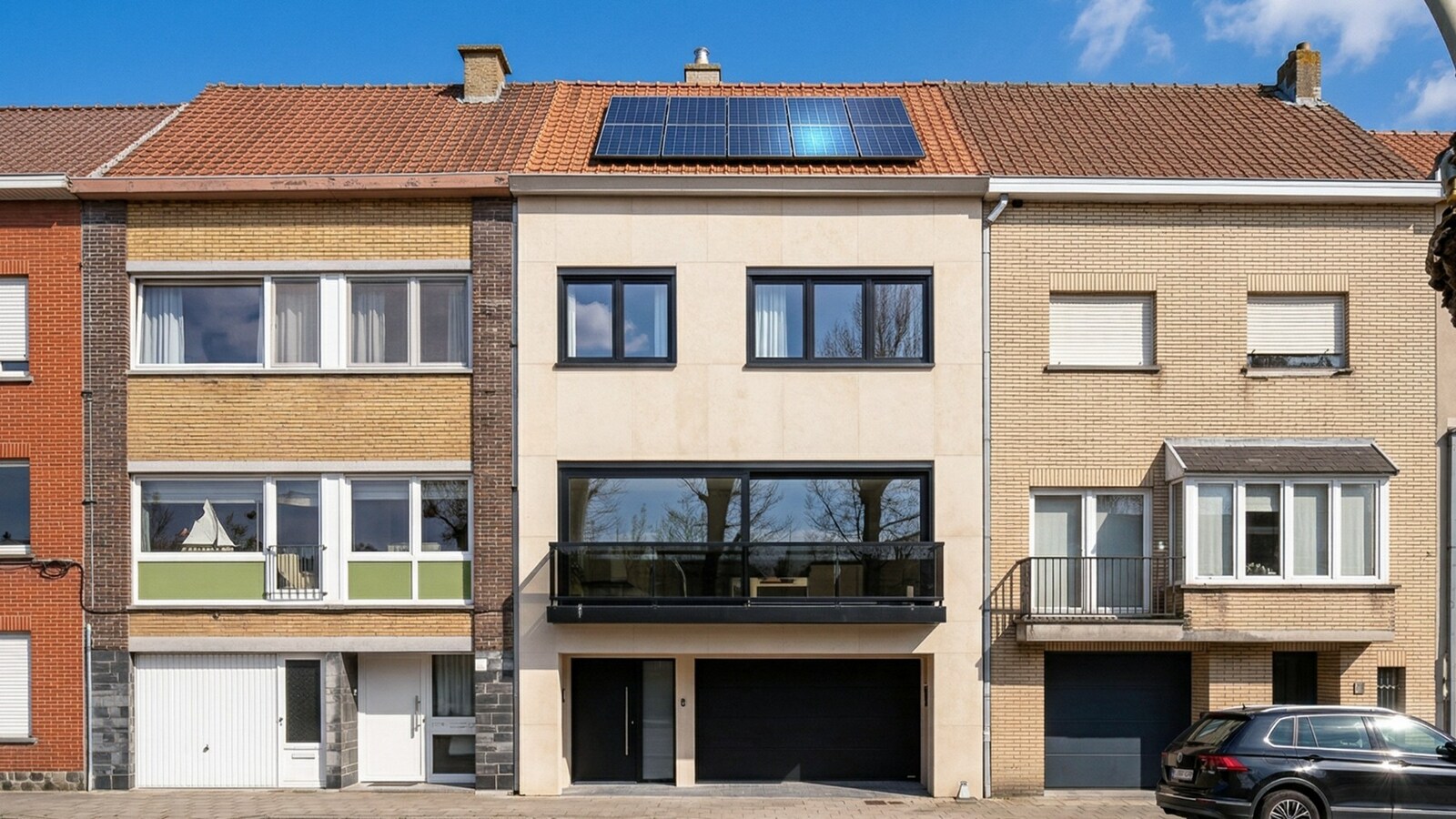 Ruime bel-etagewoning met garage en zonnepanelen in hartje Heist. 