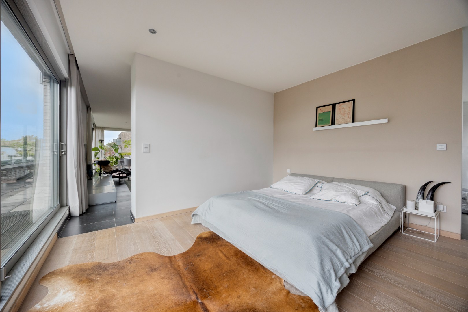 Slaapkamer 1 met doorgang woonkamer