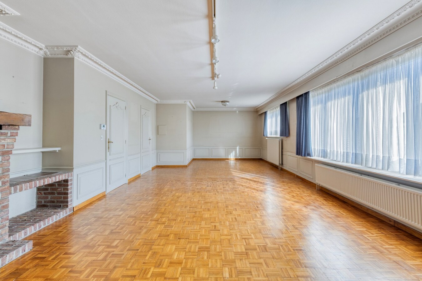 Grote gezinswoning met talrijke mogelijkheden en 4 garageboxen 