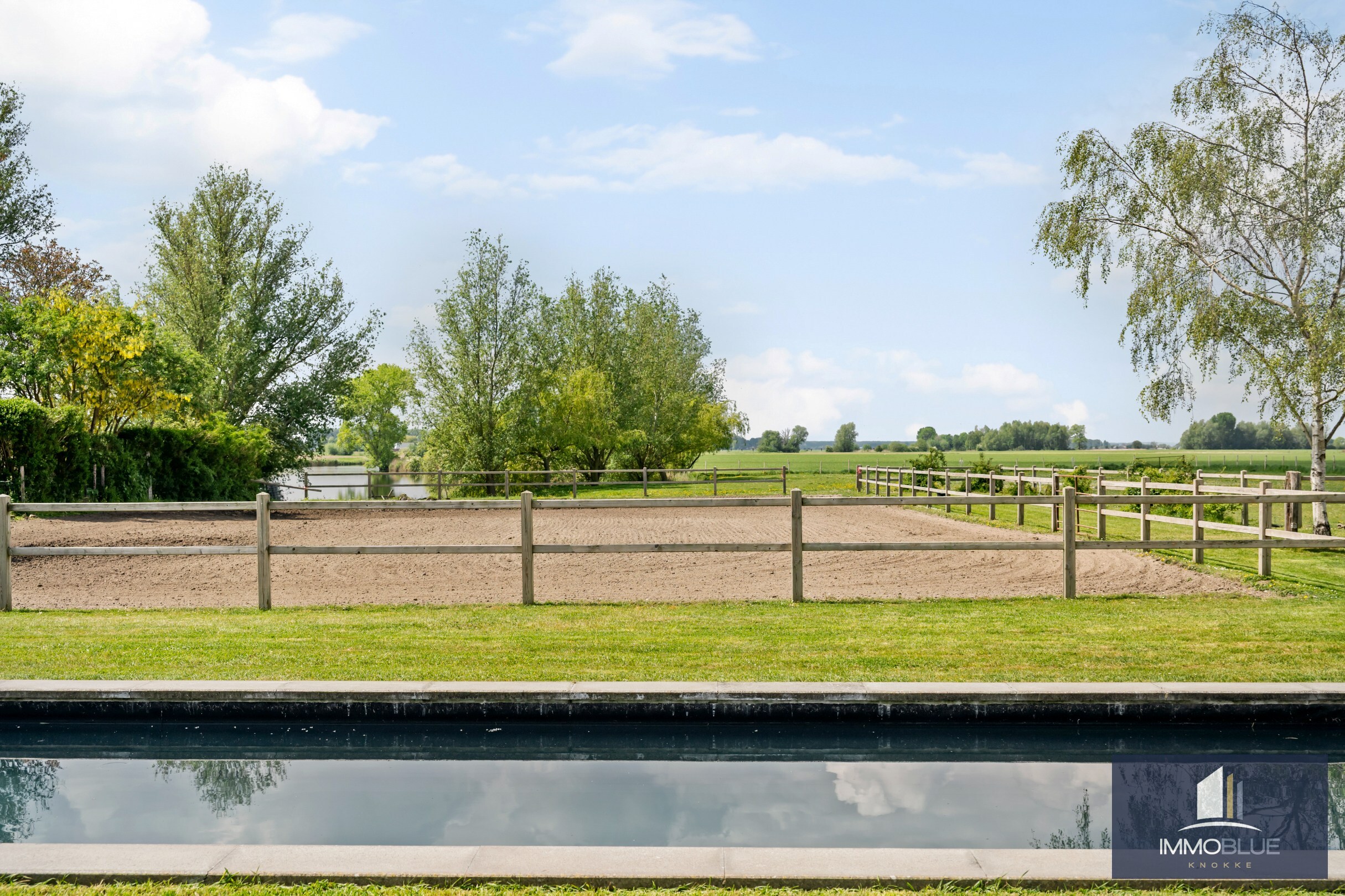 Domaine idylliquement situé avec maison rénovée, espace professionnel et installations équestres étendues. 