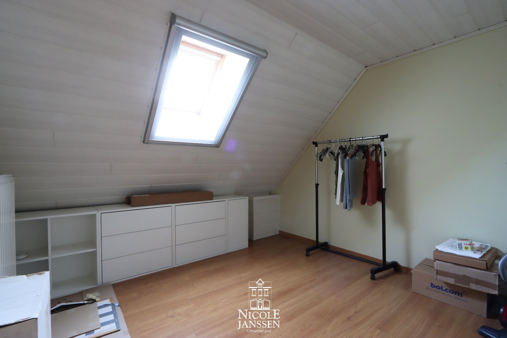 Kleinere slaapkamer met veluxraam