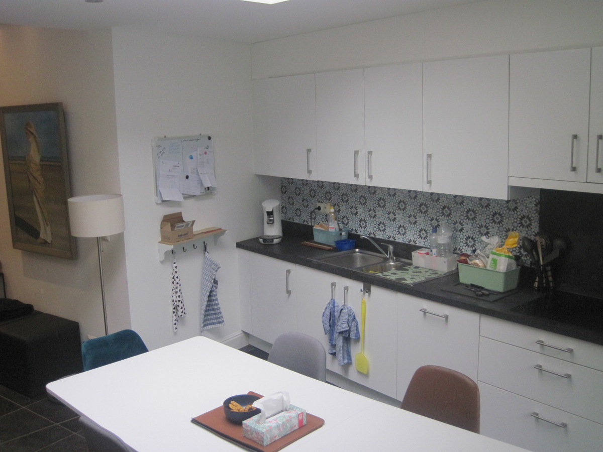Recent vernieuwde, ruime rijwoning in hartje Gavere. 