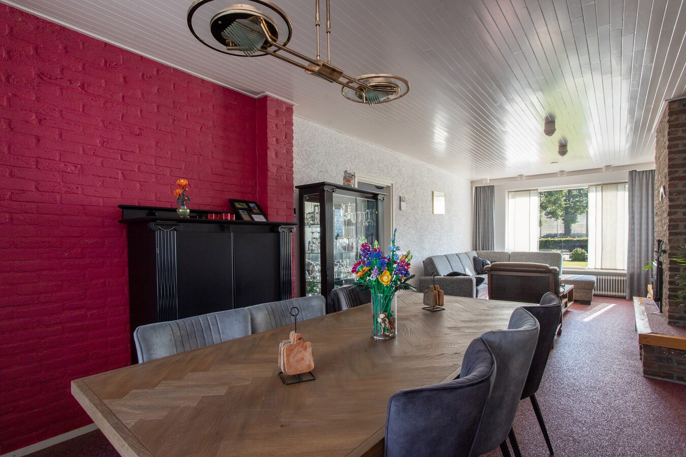 Uitgebouwde vrijstaande woning met berging gelegen op een perceel van 561 m2. 