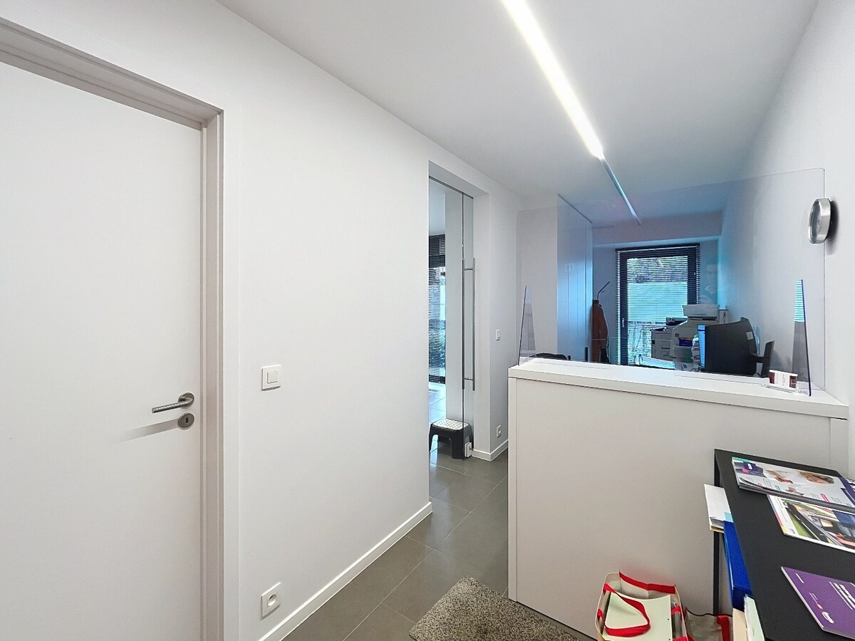 Commercieel kantoor op toplocatie in Aalter met 5 bureau ruimtes 