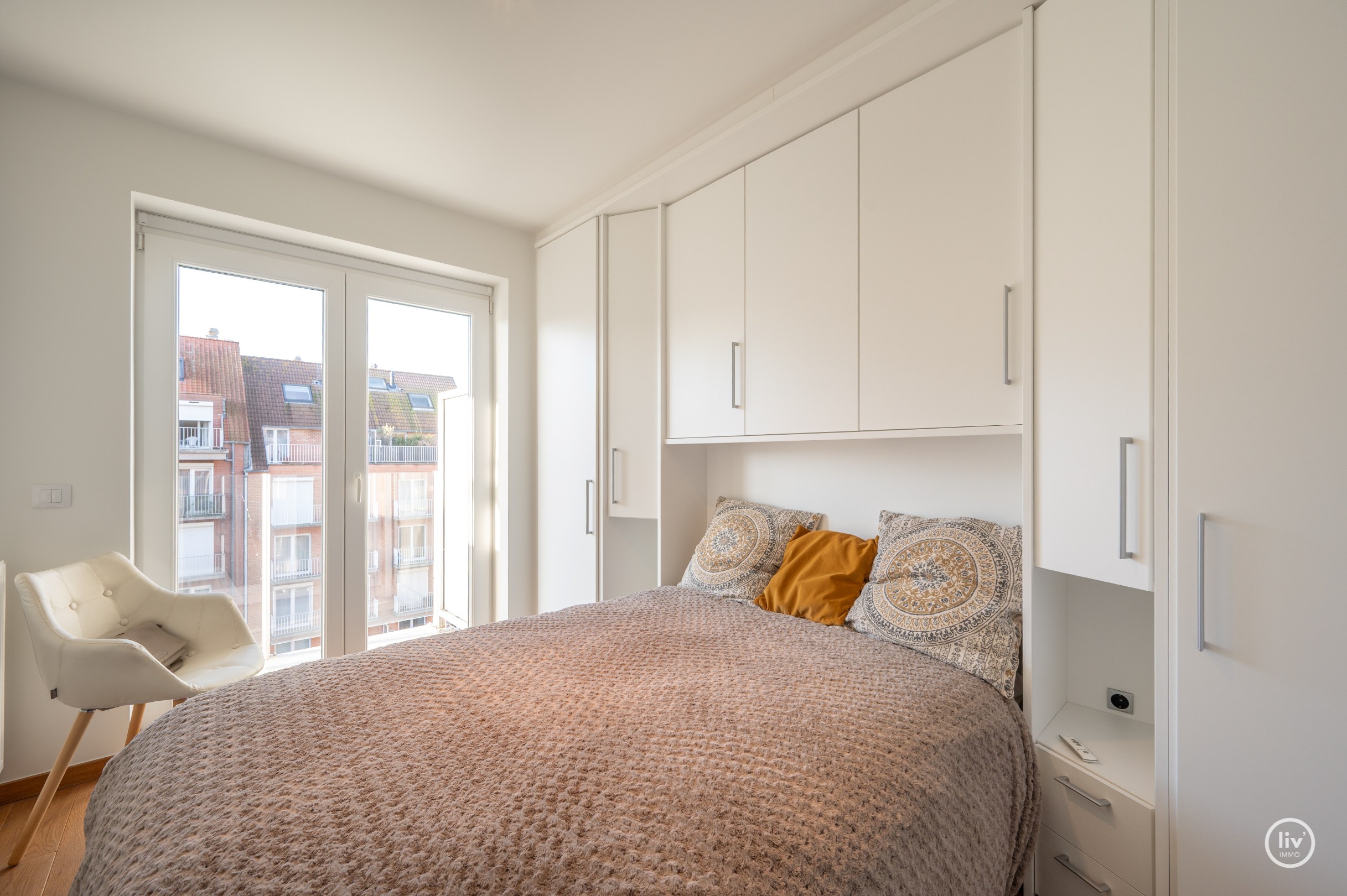 Récent appartement met mooie gevelbreedte centraal gelegen op de Lippenslaan te Knokke. 