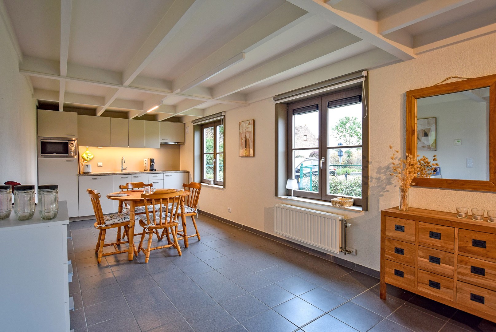 Prachtig onderhouden vakantiewoning (type vissershuis) met 3 slaapkamers en privé-parkeerplaats te Oostduinkerke. 