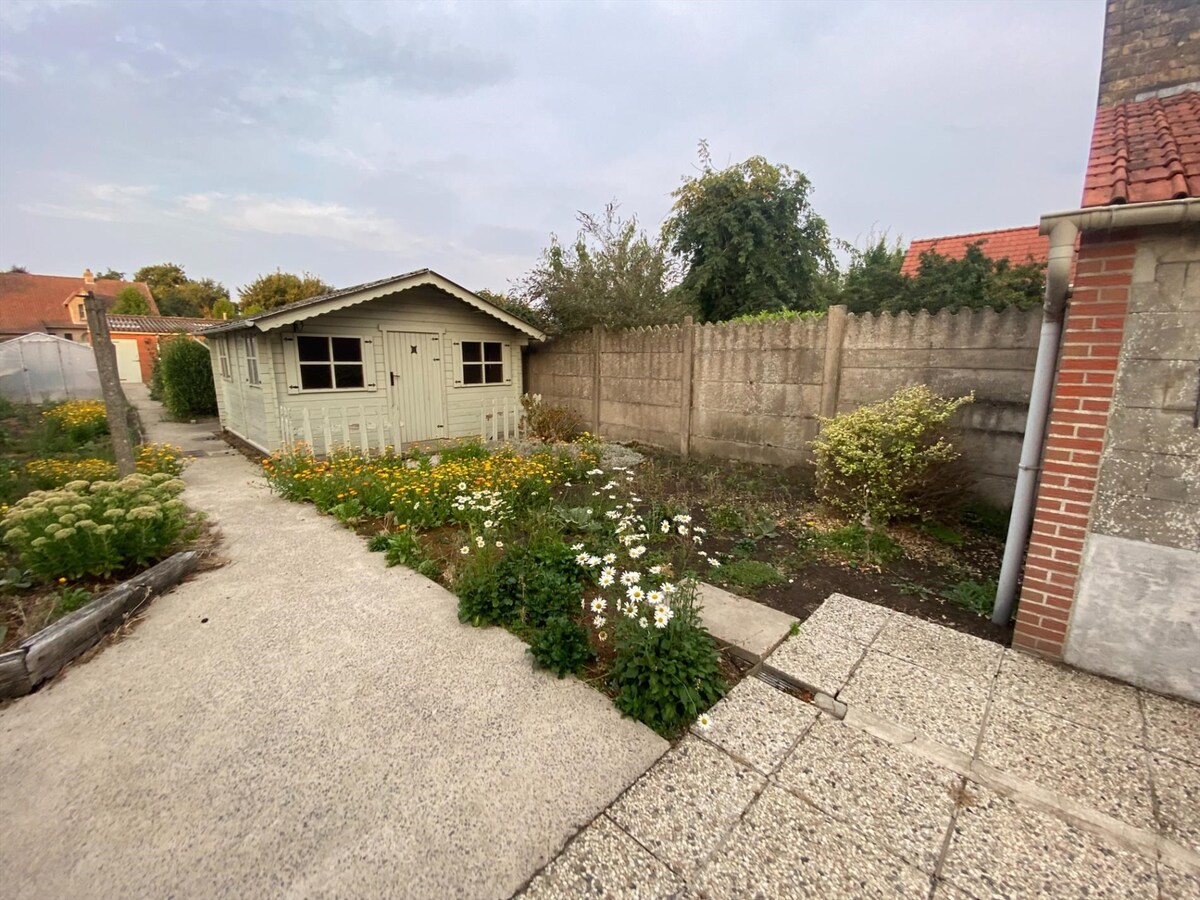 Verrassend ruime woning in het centrum van merkem 