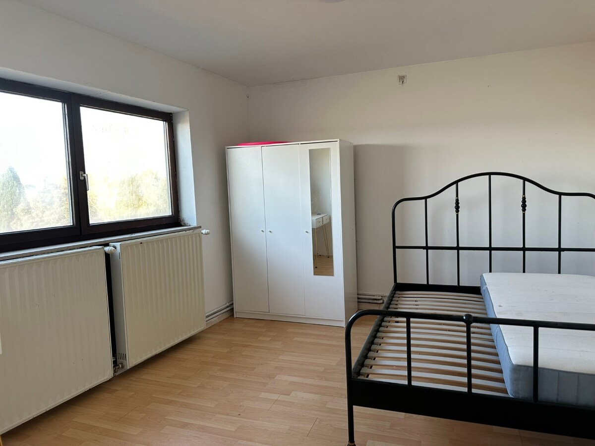 Ruime woning met 4 slaapkamers en hobbyruimte/winkel. 