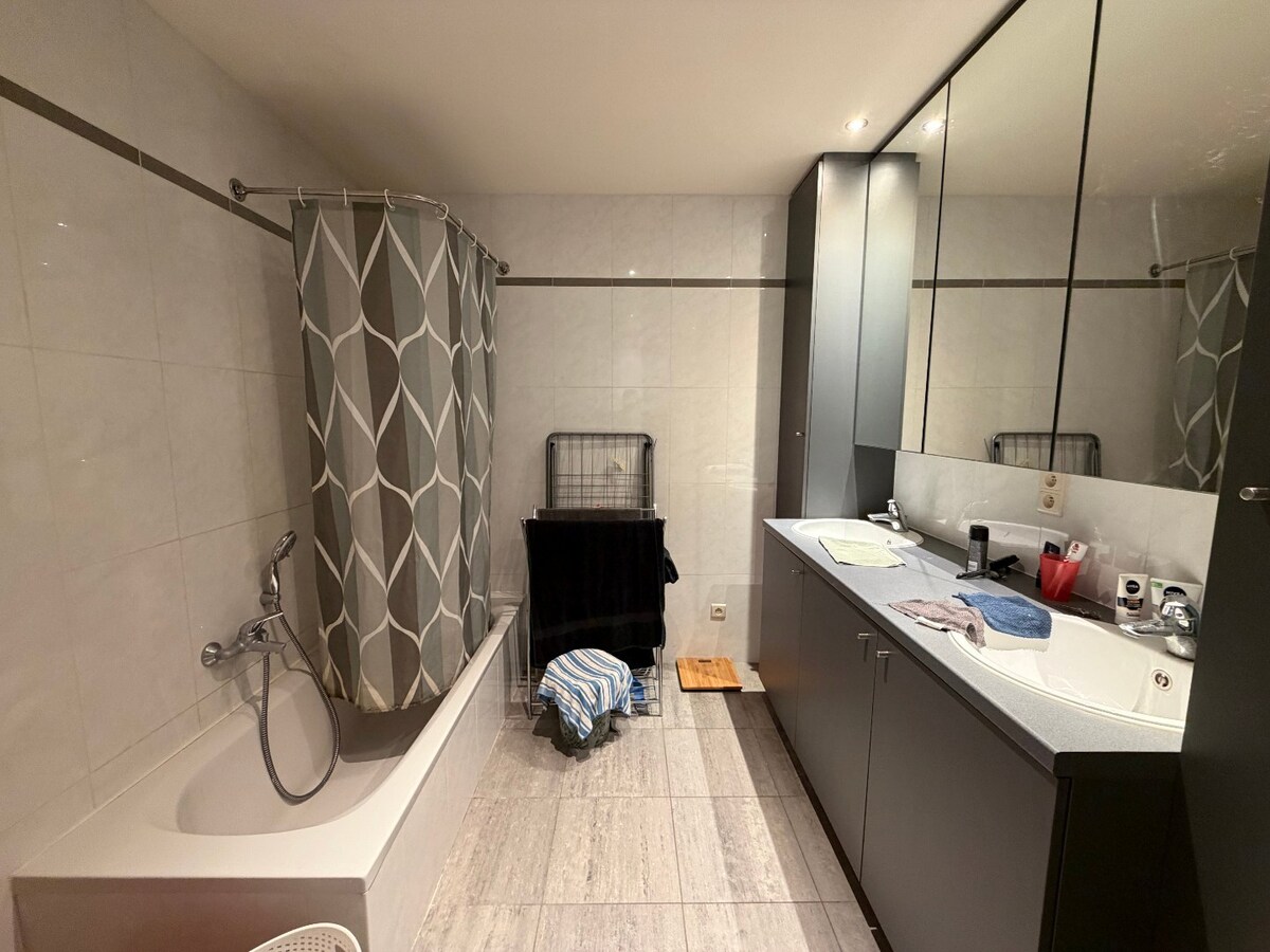 Gelijkvloers app. nabij het Carlos Dierickxplein te Asper. 