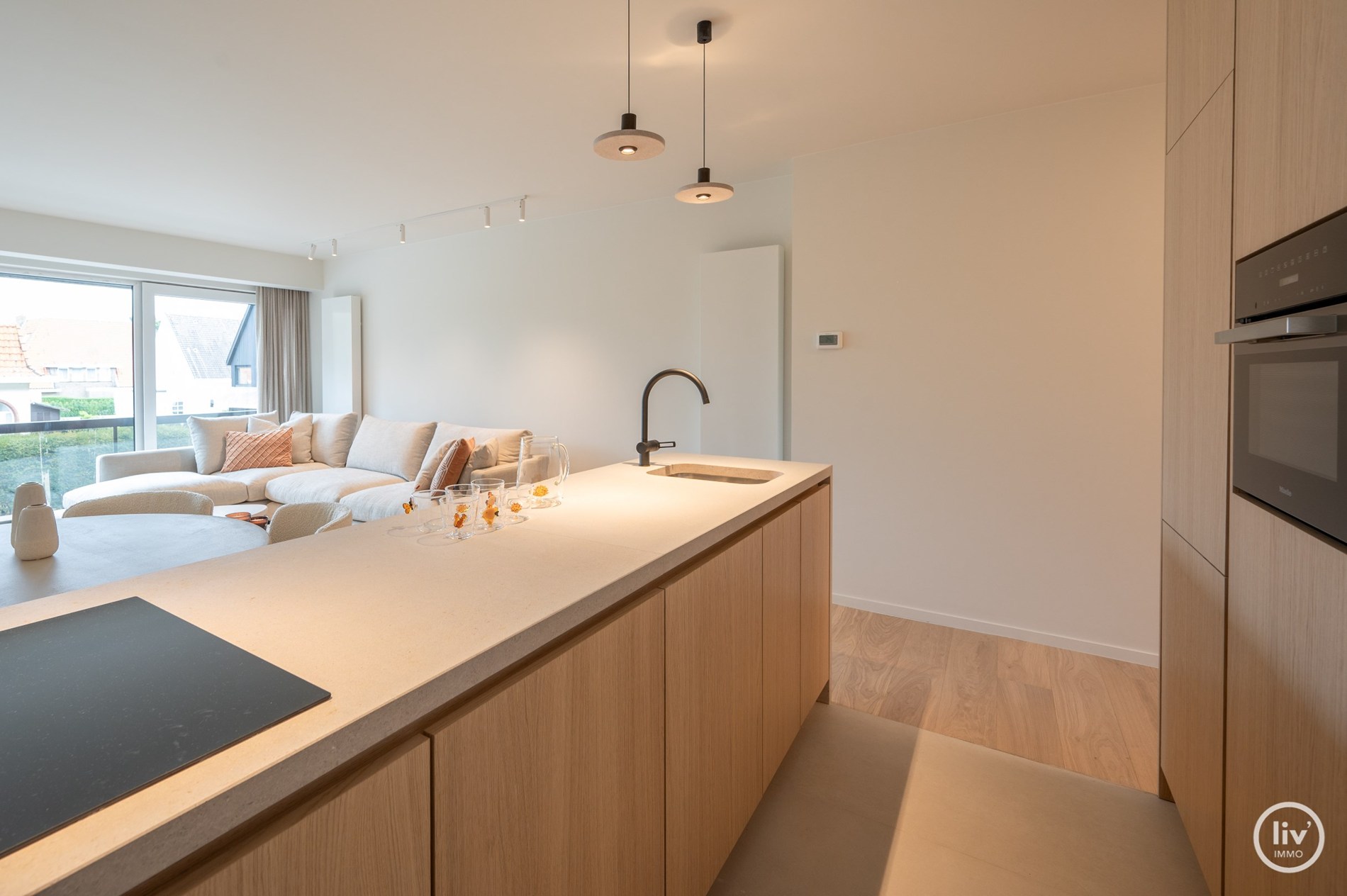 Lichtrijk, gerenoveerd 3-slaapkamer appartement met open zicht, gelegen in de Piers de Raveschootlaan. Mogelijkheid tot aankoop van een INPANDIGE autostaanplaats. 