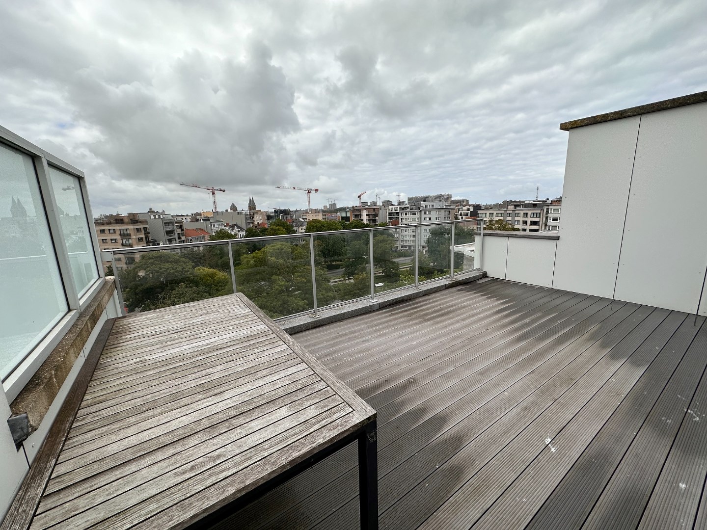 RUIME DUPLEX PENTHOUSE MET TERRASSEN OP TOPLIGGING 