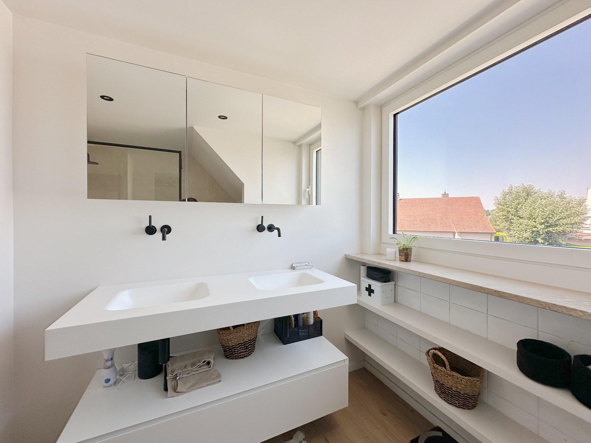 OPENDEURDAG Zaterdag 21/02 - 11u-13u (Hazelaarsdreef 7): Gezellig gerenoveerde alleenstaande villa met 3 slaapkamers en een prachtige tuin centraal gelegen in een doodlopende villawijk in Knokke. 