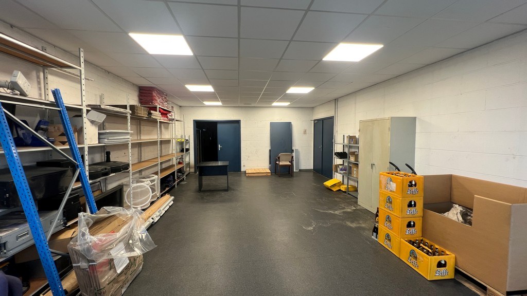 Magazijn met rolbrug en kantoren nabij N47 in Zele