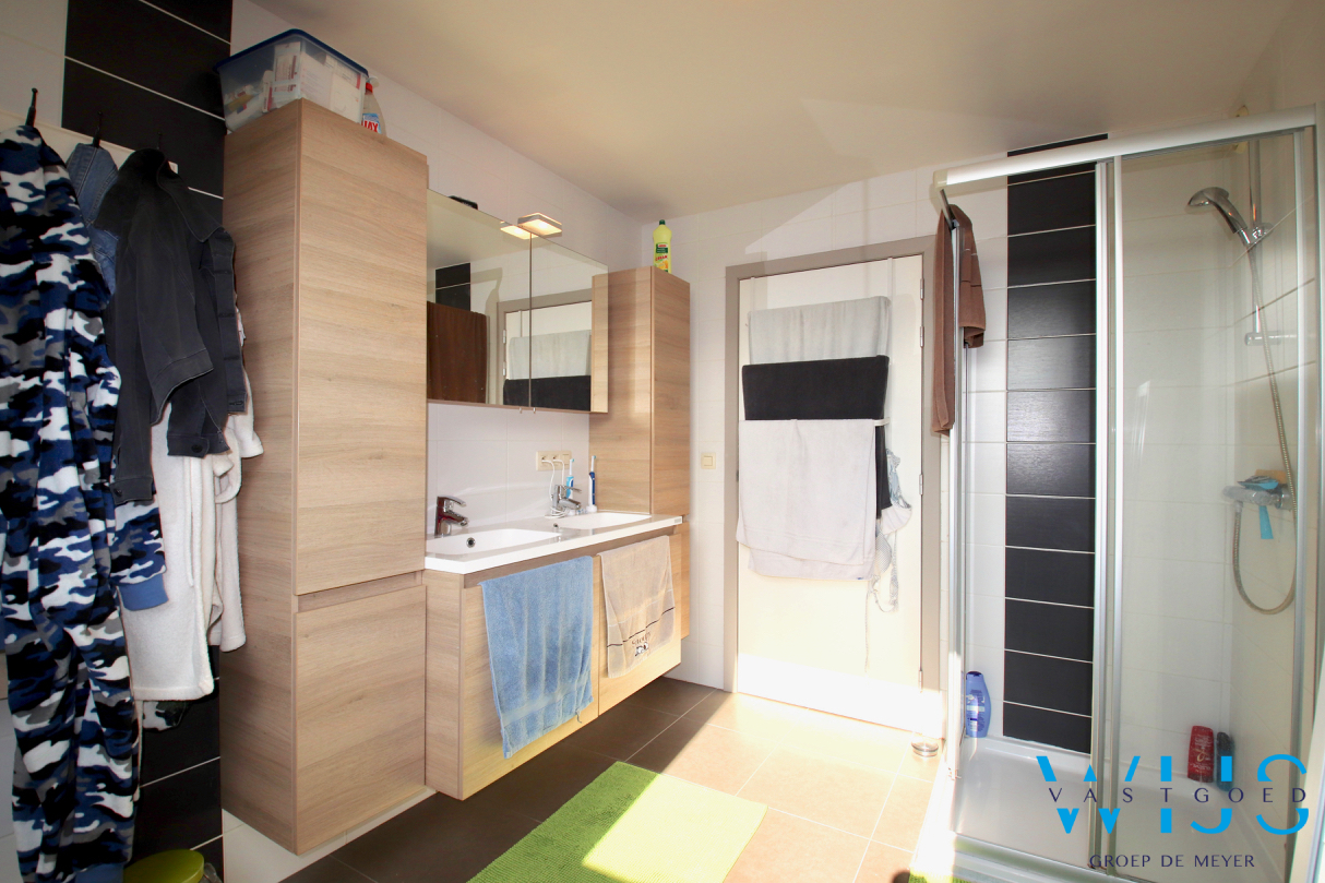 Ruim appartement met 4/5 slp, terras &amp; 2 parkeerplaatsen te ERTVELDE! 