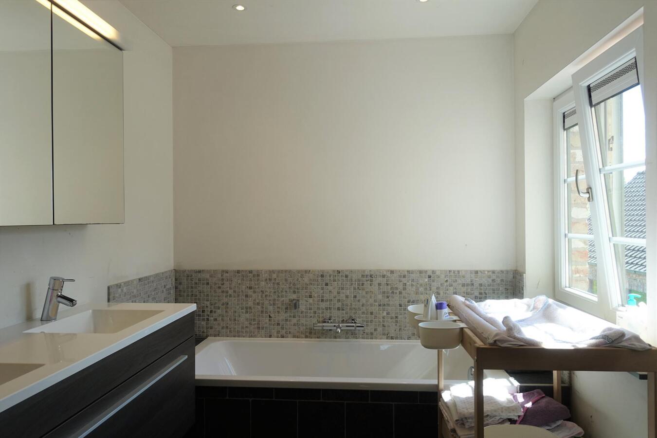 Prachtige recente villa met bijgebouw 