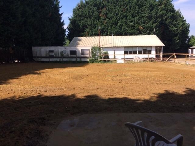 Paardenaccommodatie met 46 stallen, buitenpiste en hangaar op ca. 55 are te Linkhout (Lummen) 