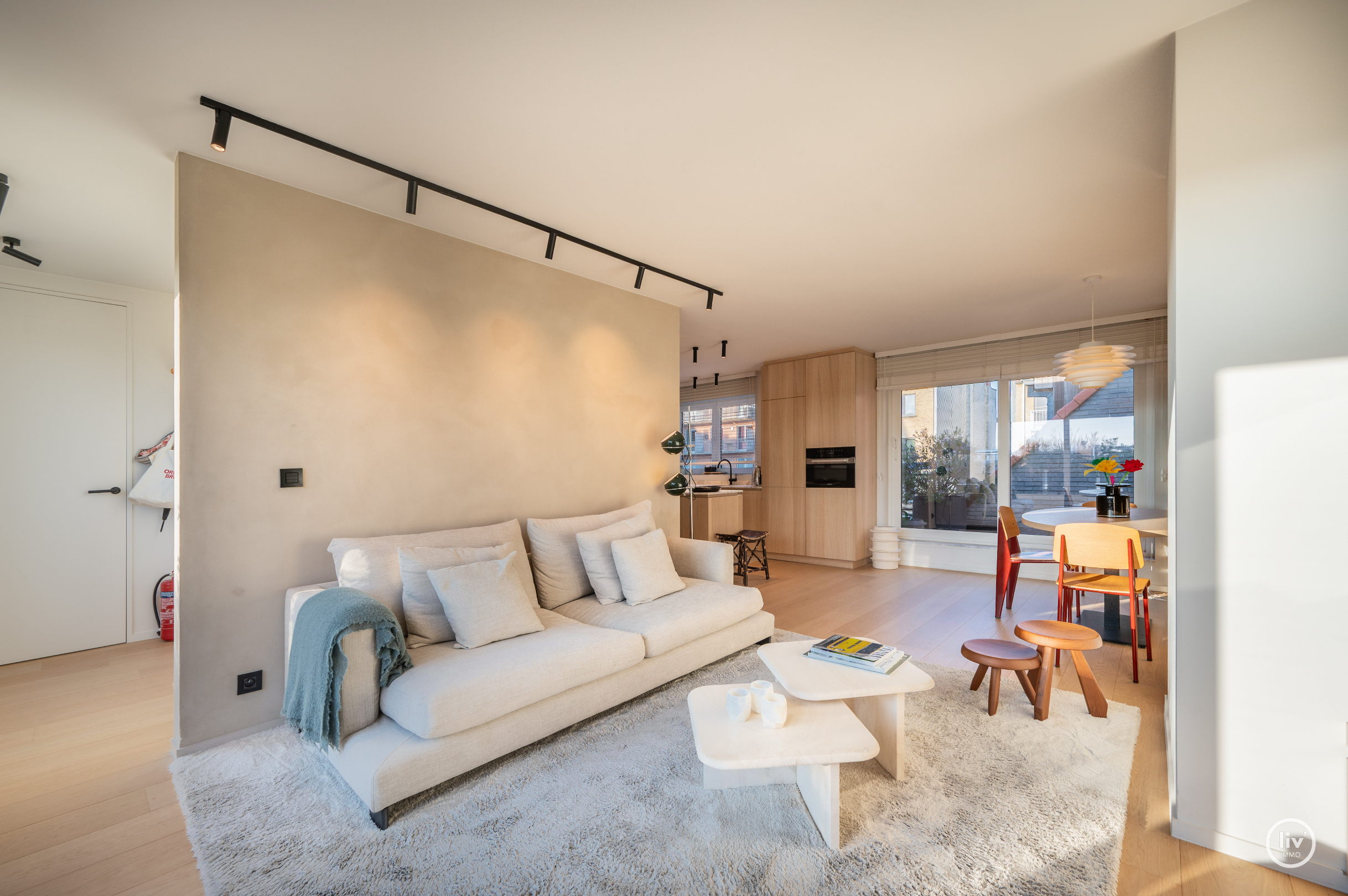 Voici la traduction en français :Appartement lumineux et également en penthouse, idéalement situé entre le Zoute et le centre commercial (possibilité d'acquérir une place de garage à proximité de l'ap 