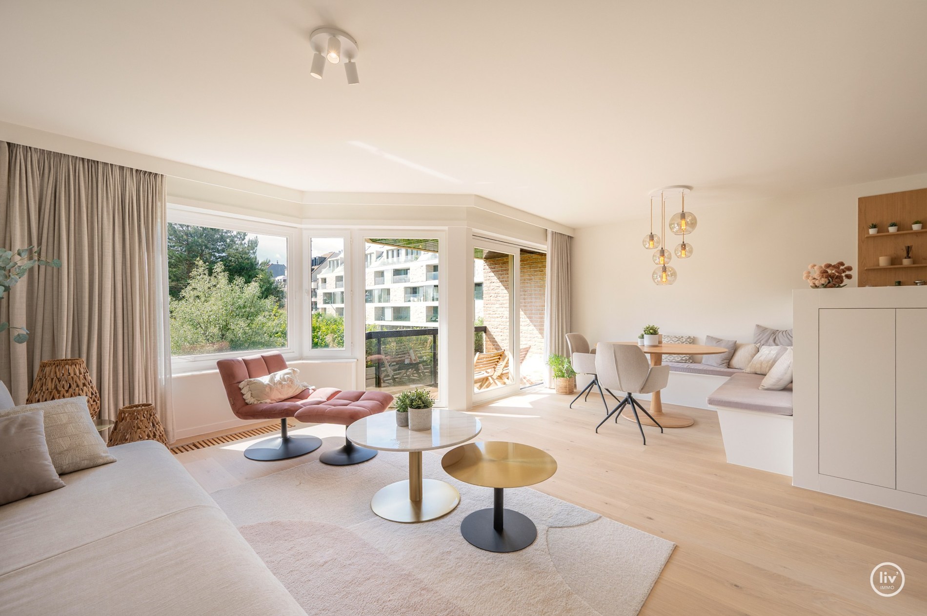 Magnifique appartement rénové de 2 chambres avec de belles vues sur le parc Yzer à Knokke. 
