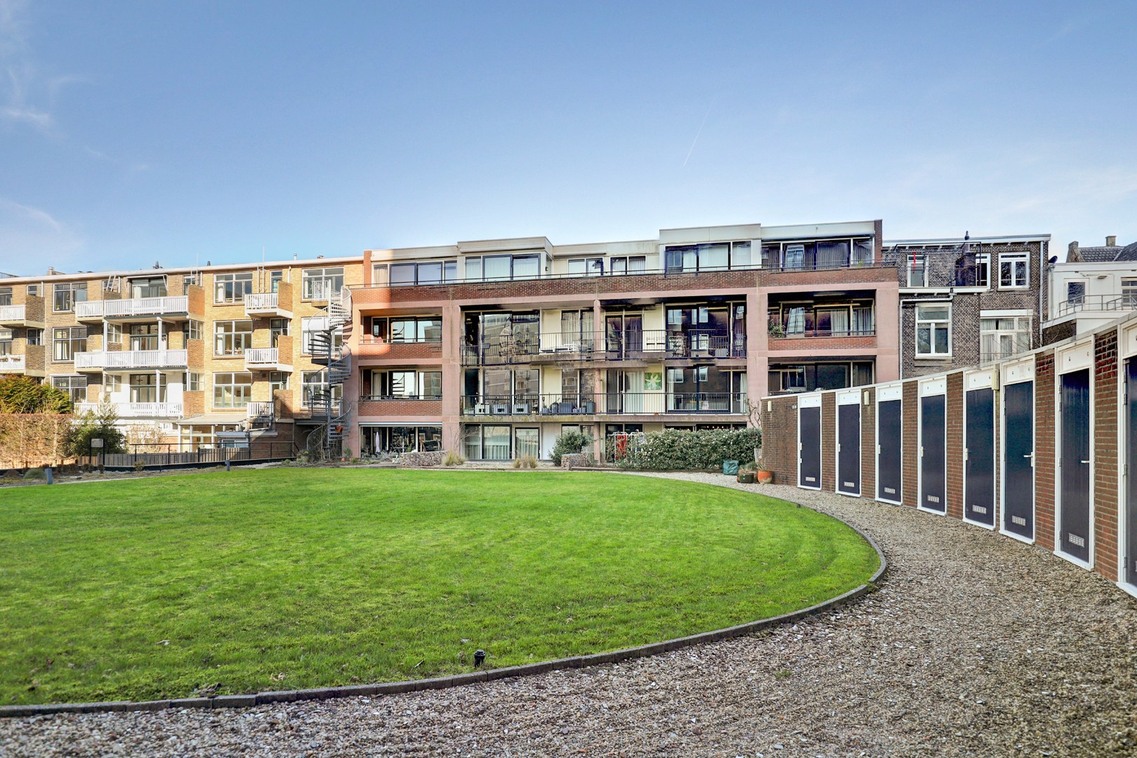 Luxe uitgevoerde 2- (voorheen 3) kamer appartement op de 3e etage met fraaie keuken, badkamer, balkon met uitzicht en gelegen op eigen grond. 