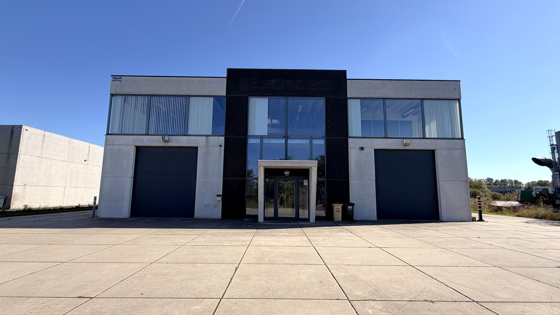 Magazijn met laadkade en kantoren te huur aan E17 in Kruibeke