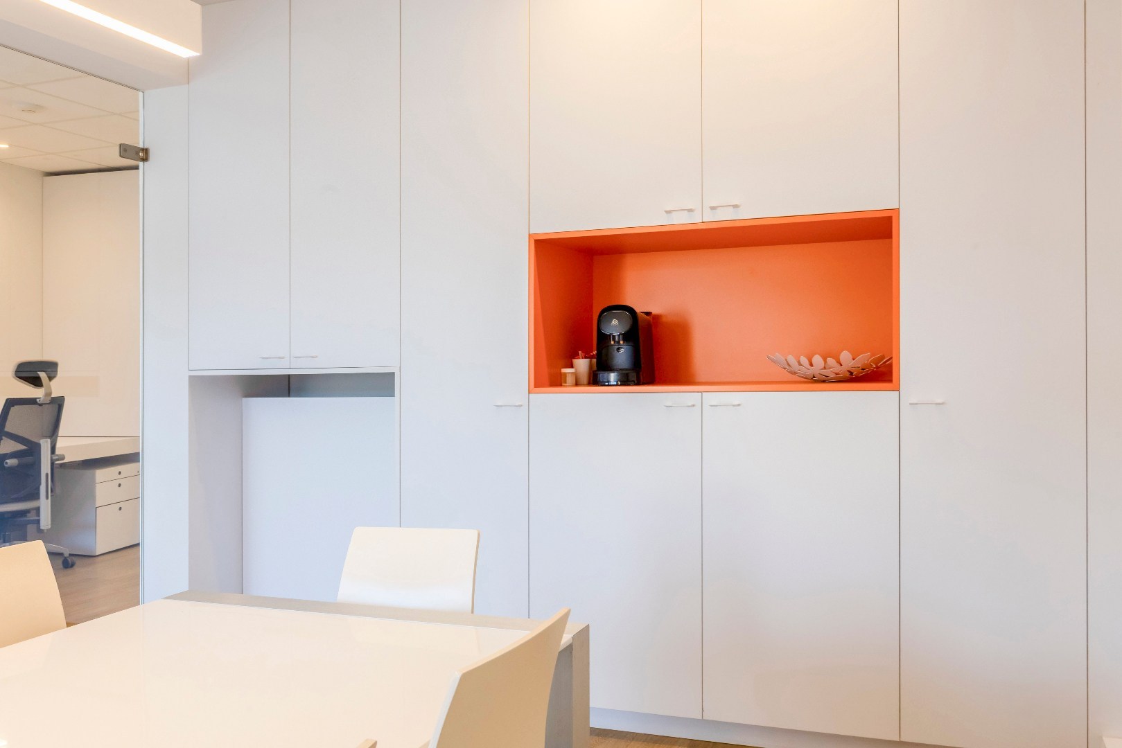 Modern en lichtrijk kantoor; praktijk- of winkelruimte op commercieel gunstige locatie 