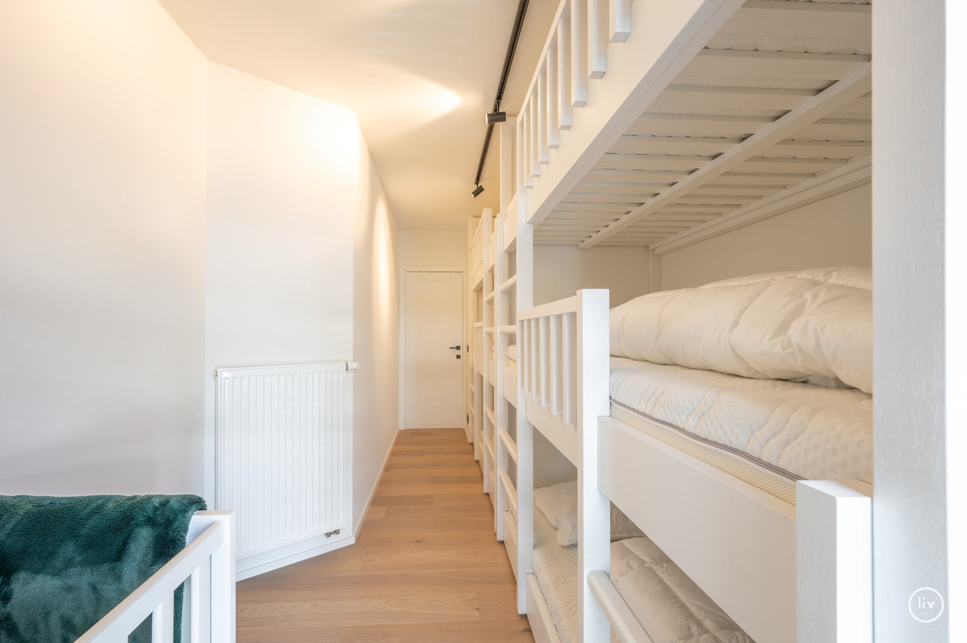 Instapklaar 3-kamer appartement op wandelafstand van de Lippenslaan met zuidgericht-terras. 8m gevelbreedte ! 