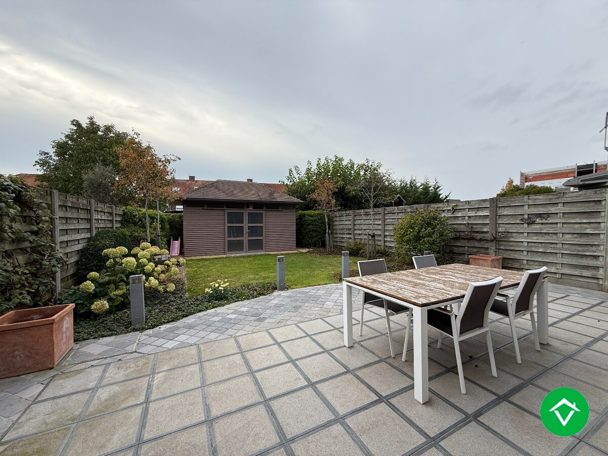 Prachtige rijwoning met 3 slaapkamers, tuin en garage te Roeselare 