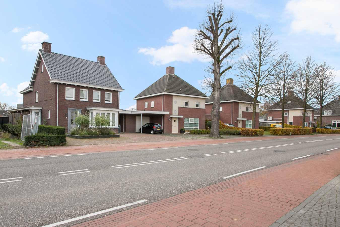 Vrijstaande, instapklare eengezinswoning met garage en carport afgewerkt in landelijke stijl. 