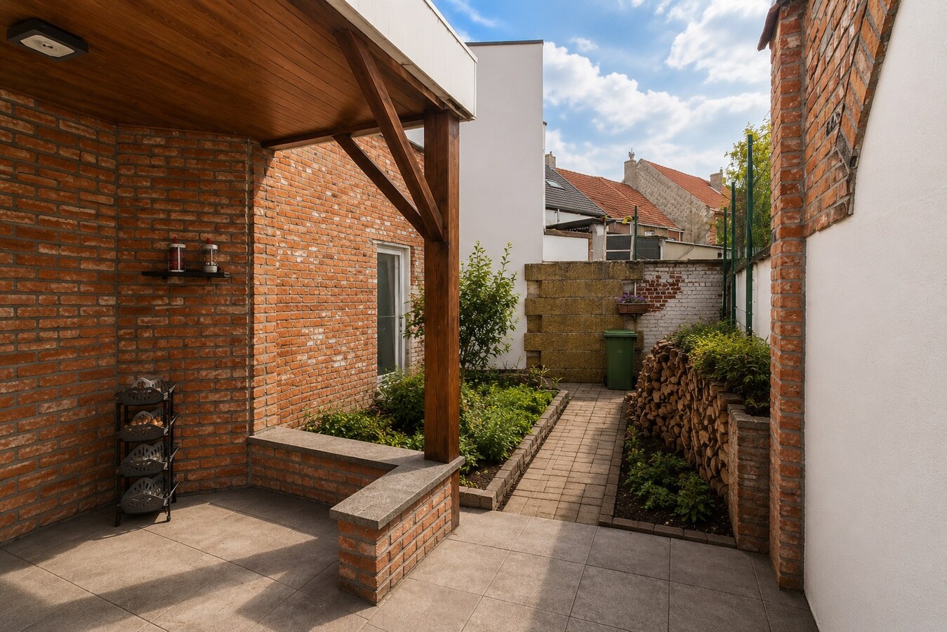 Te koop: uitzonderlijk ruime woning op centrale ligging met 6 slaapkamers, 3 badkamers én stadstuin! 