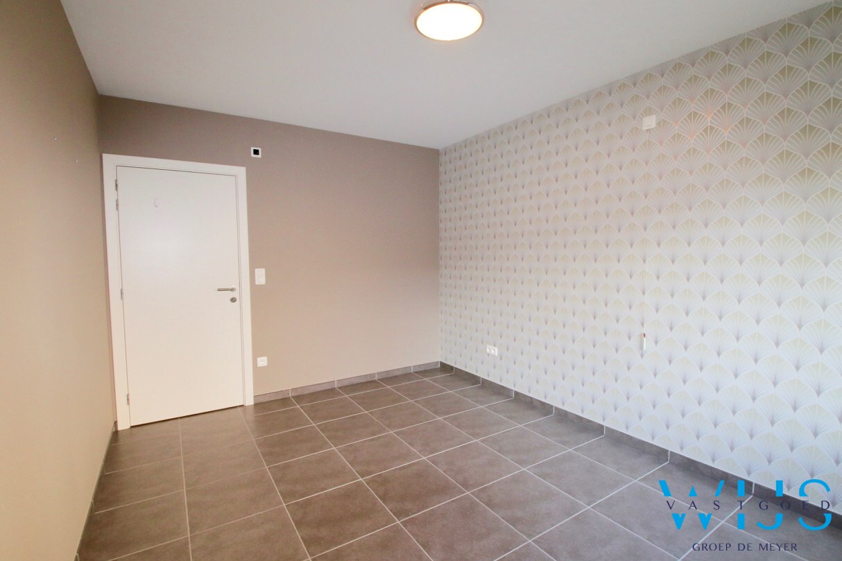 Tijdloos GELIJKVLOERS appartement met 2 slaapkamers te Oosteeklo ! 