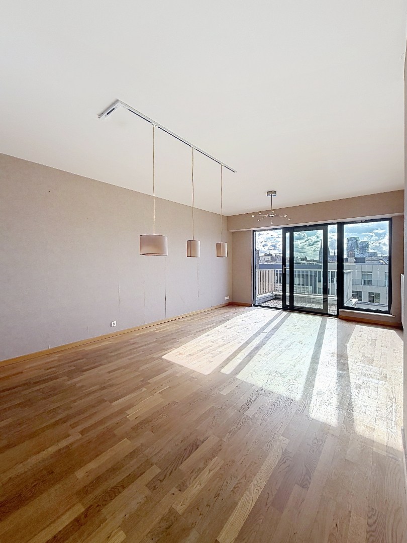 Appartement ensoleillé avec terrasse en plein centre-ville mais dans un oasis de verdure. 