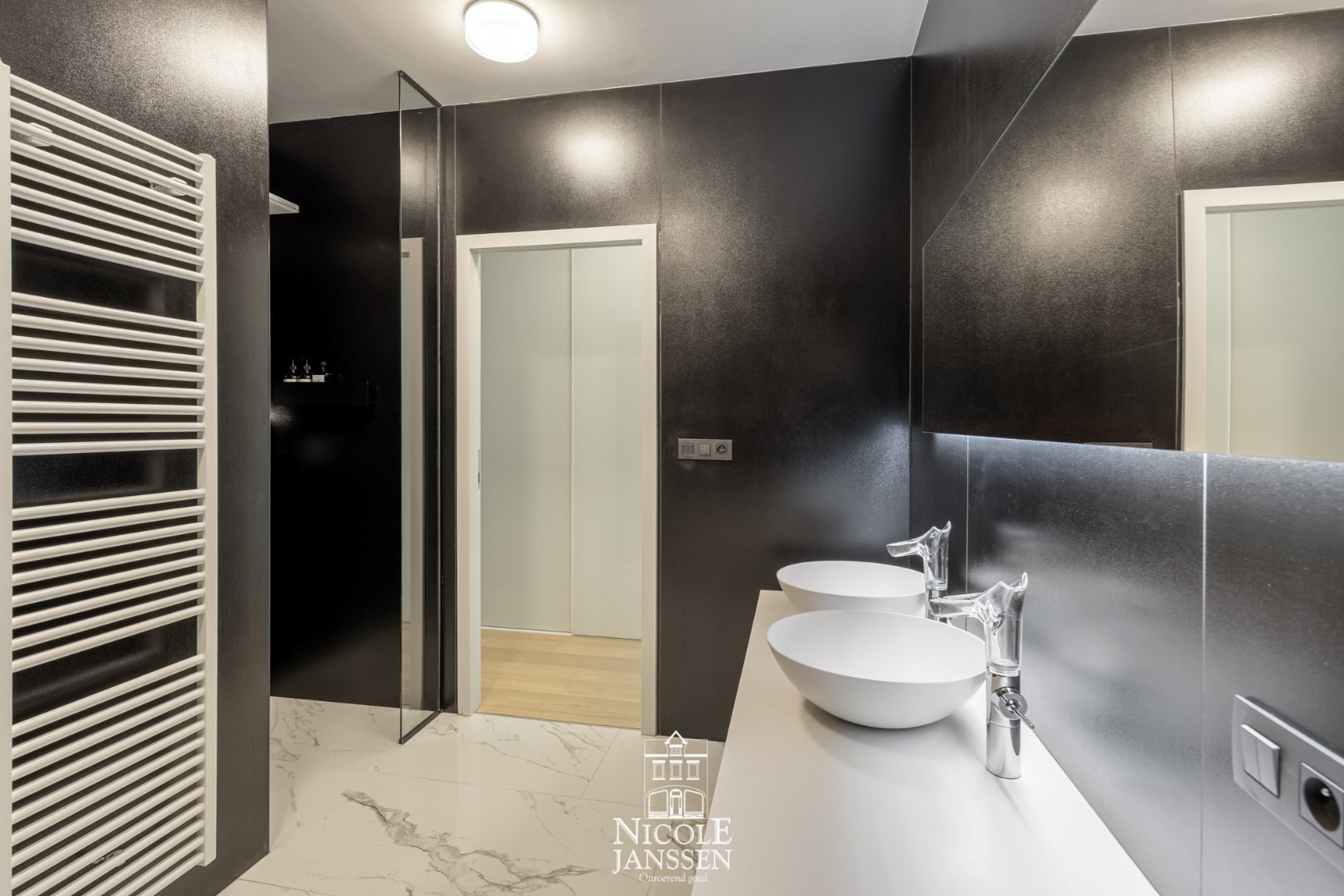 Badkamer met inloopdouche en dubbele lavabo op een stijlvol badkamermeubel 