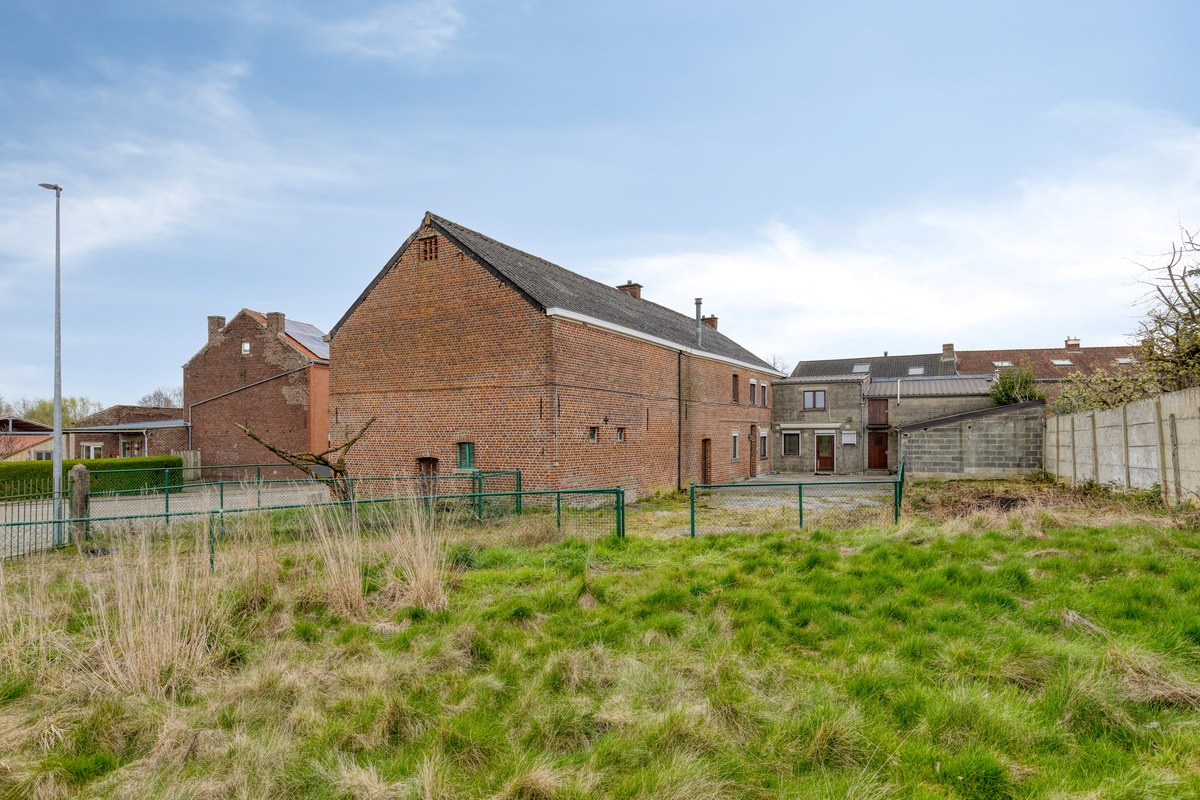 Half open bebouwing (hoeve) met 5 slaapkamers, tuin, terras en zeer ruime garage in Oorbeek (Tienen)! – EPC 730 kWh/m² - bewoonbare opp. 195 m² 