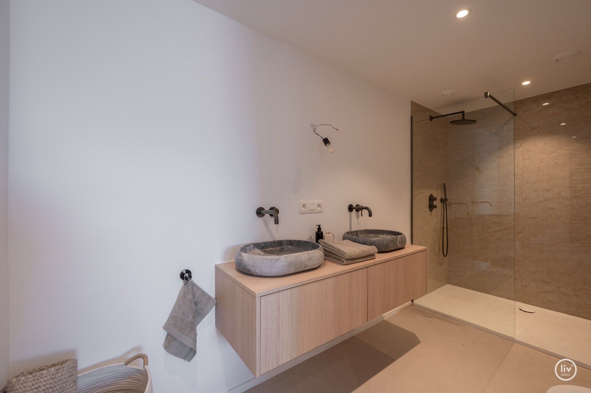 Prachtige ruime duplex (216 m2) top gerenoveerd gelegen op de Leopoldlaan te Knokke. 