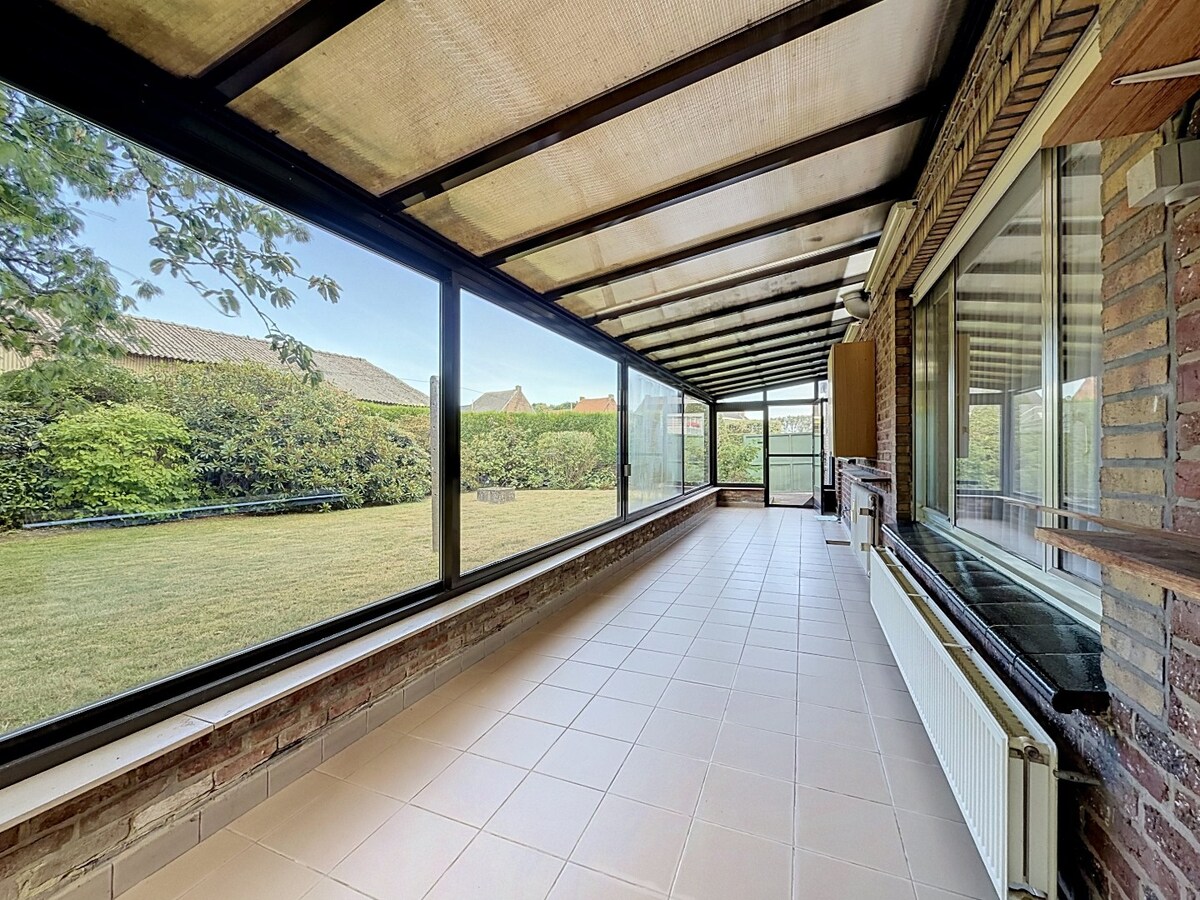 Ruime sixties villa met vergunde loodsen (350m²) te Vlierzele 