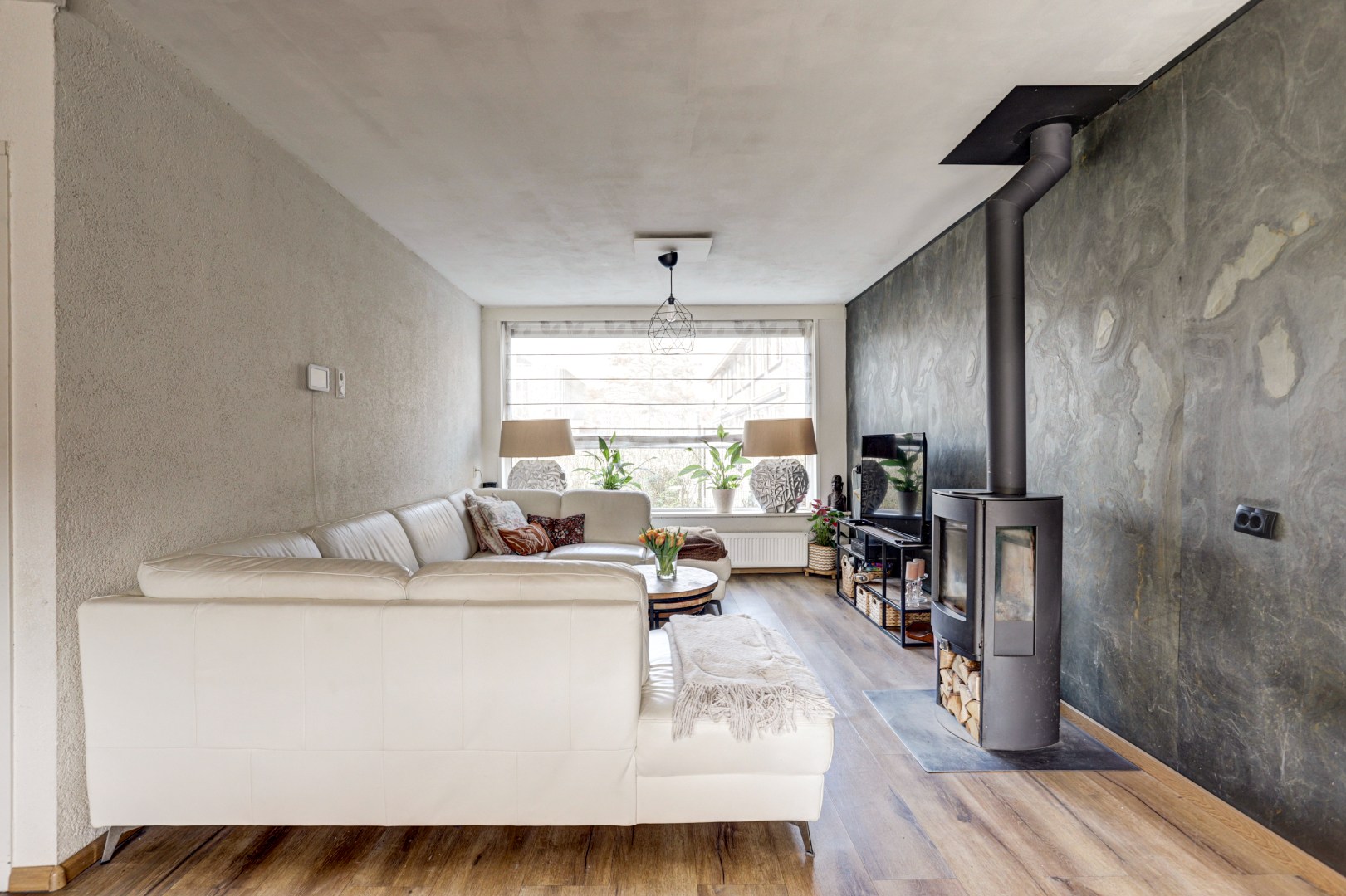 Ruime uitgebouwde 6-kamer hoekwoning met kunststofkozijnen, dakkapellen, grote tuin en eigen grond. 