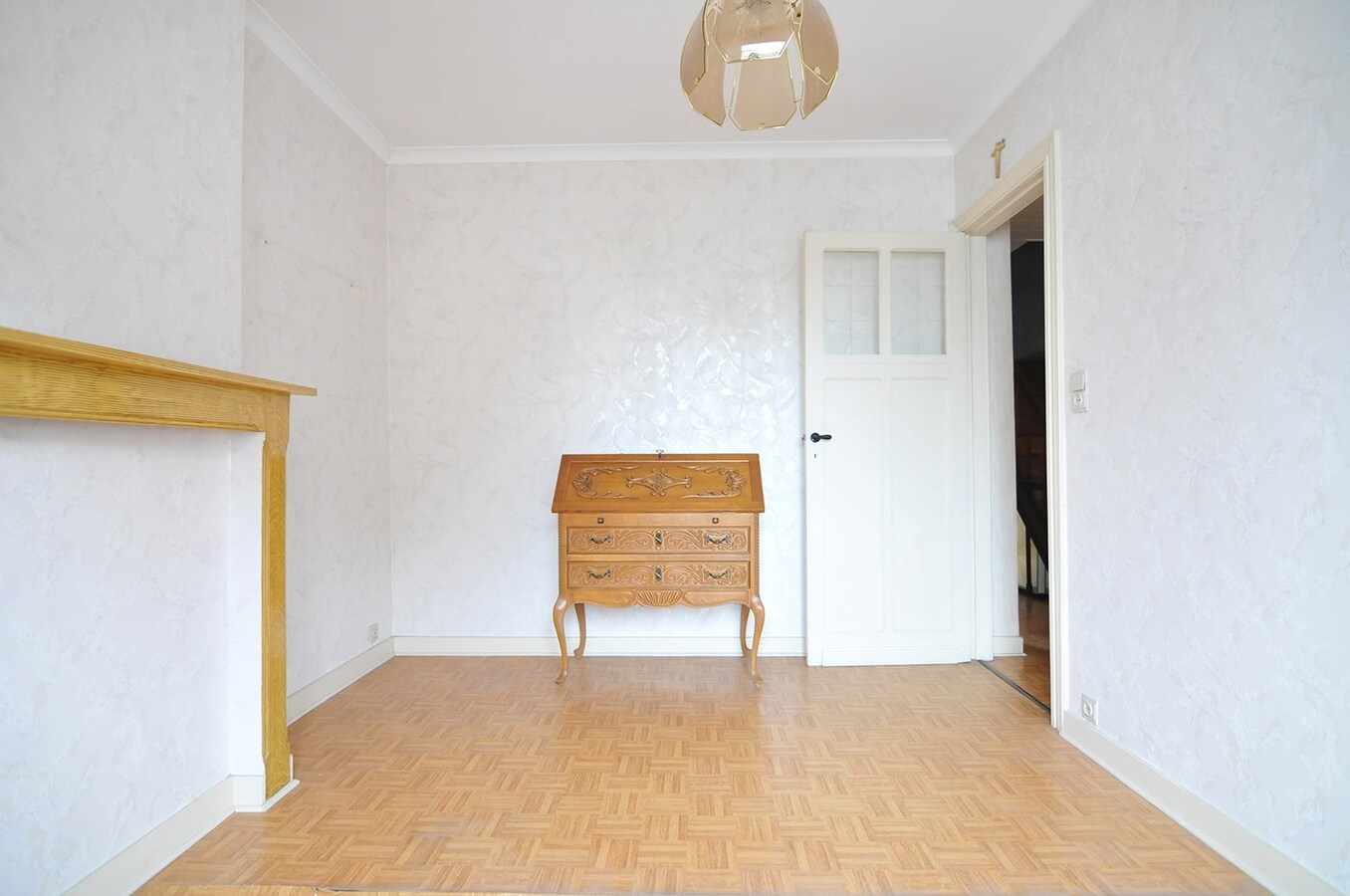 NIEUWE PRIJS Kloeke halfopen woning met 4 slaapkamers, tuin en garage 