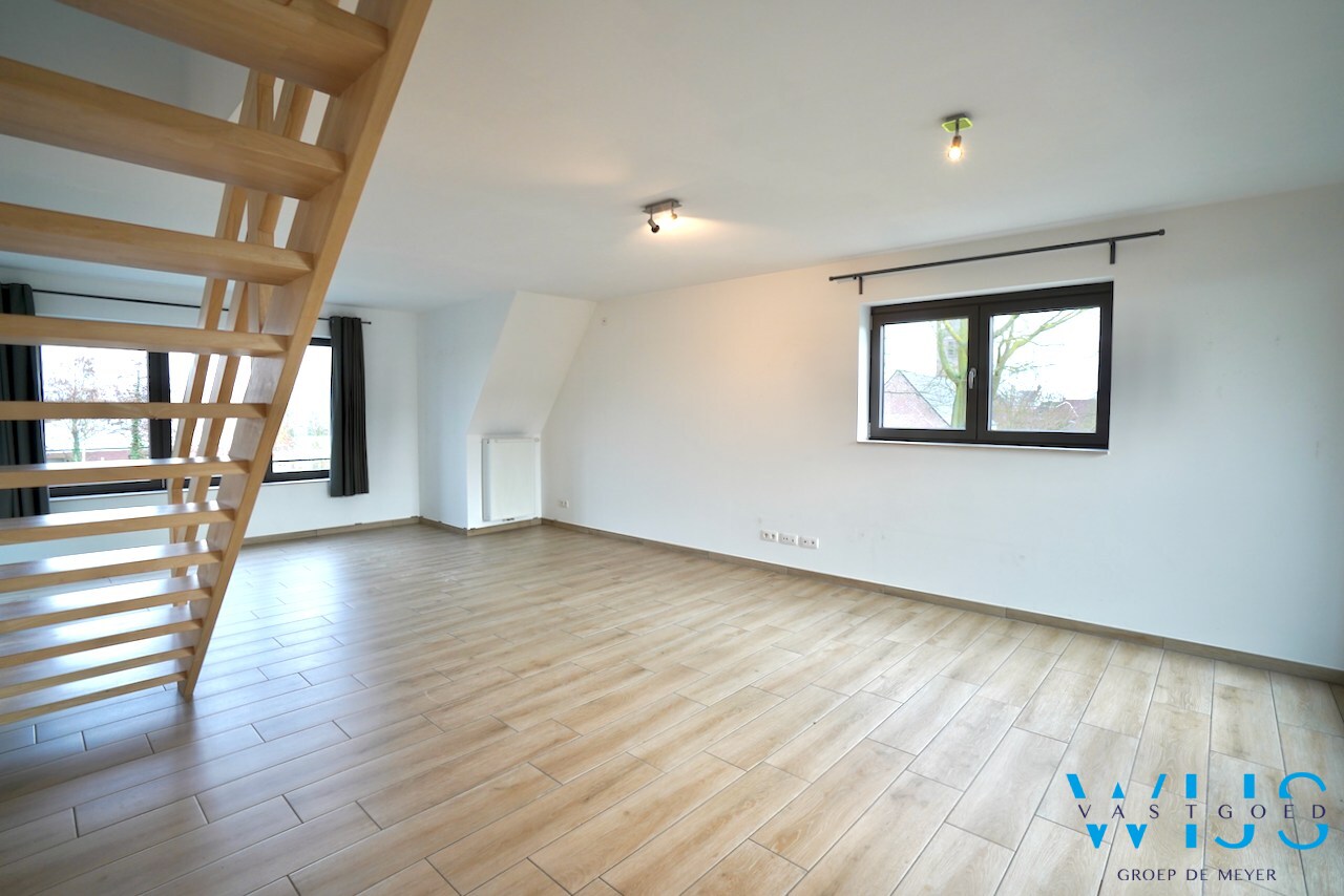 Prachtig appartement MET GARAGE in het rustige landelijke OOSTEEKLO ! 