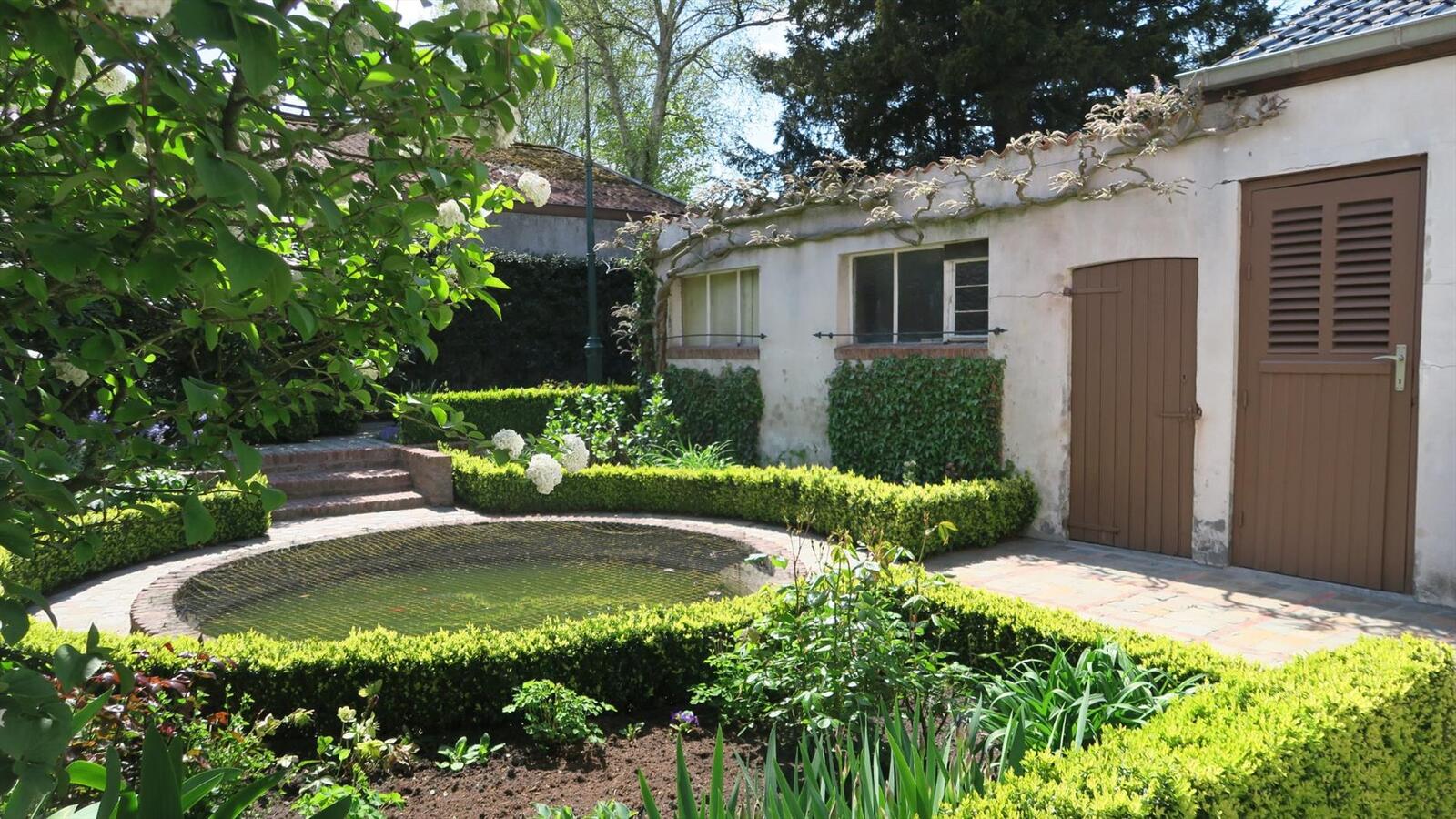 Karaktervolle woning met ruime loodsen 