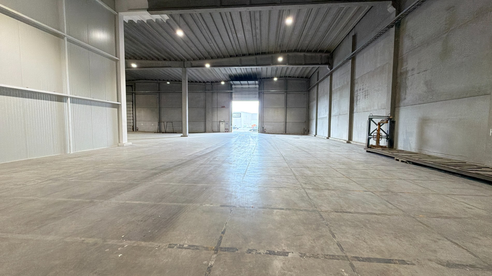 Magazijn met laadkade en nieuwbouw kantoren in haven Antwerpen