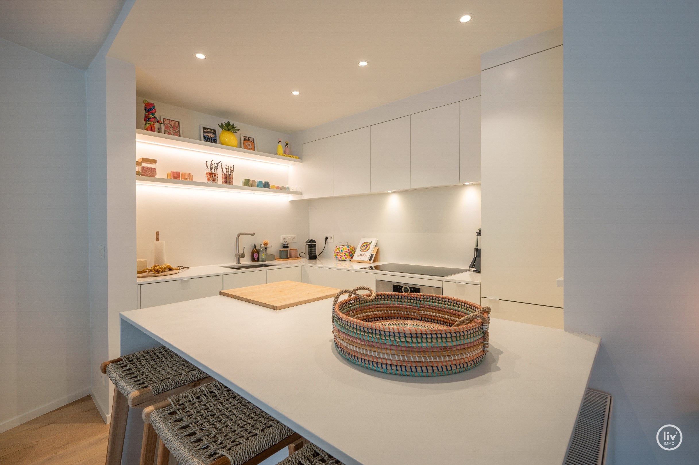 Prachtig gerenoveerd 1 slaapkamer appartement centraal gelegen in een rustige zijstraat van de Zoutelaan te Knokke. 