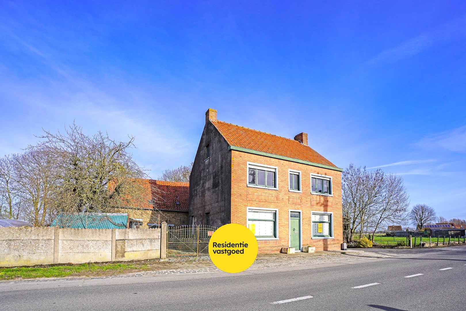 Te renoveren woning met 5 slaapkamers op 8.102 m²  te Diksmuide! 