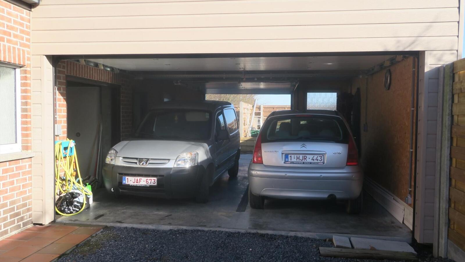 Volledig vernieuwde, geïsoleerde woning met dubbele garage 