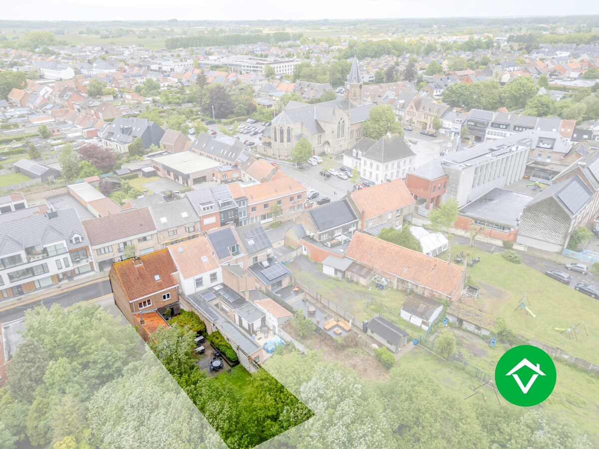 Handelswoning met goeddraaiende frituur te koop in centrum Eernegem 