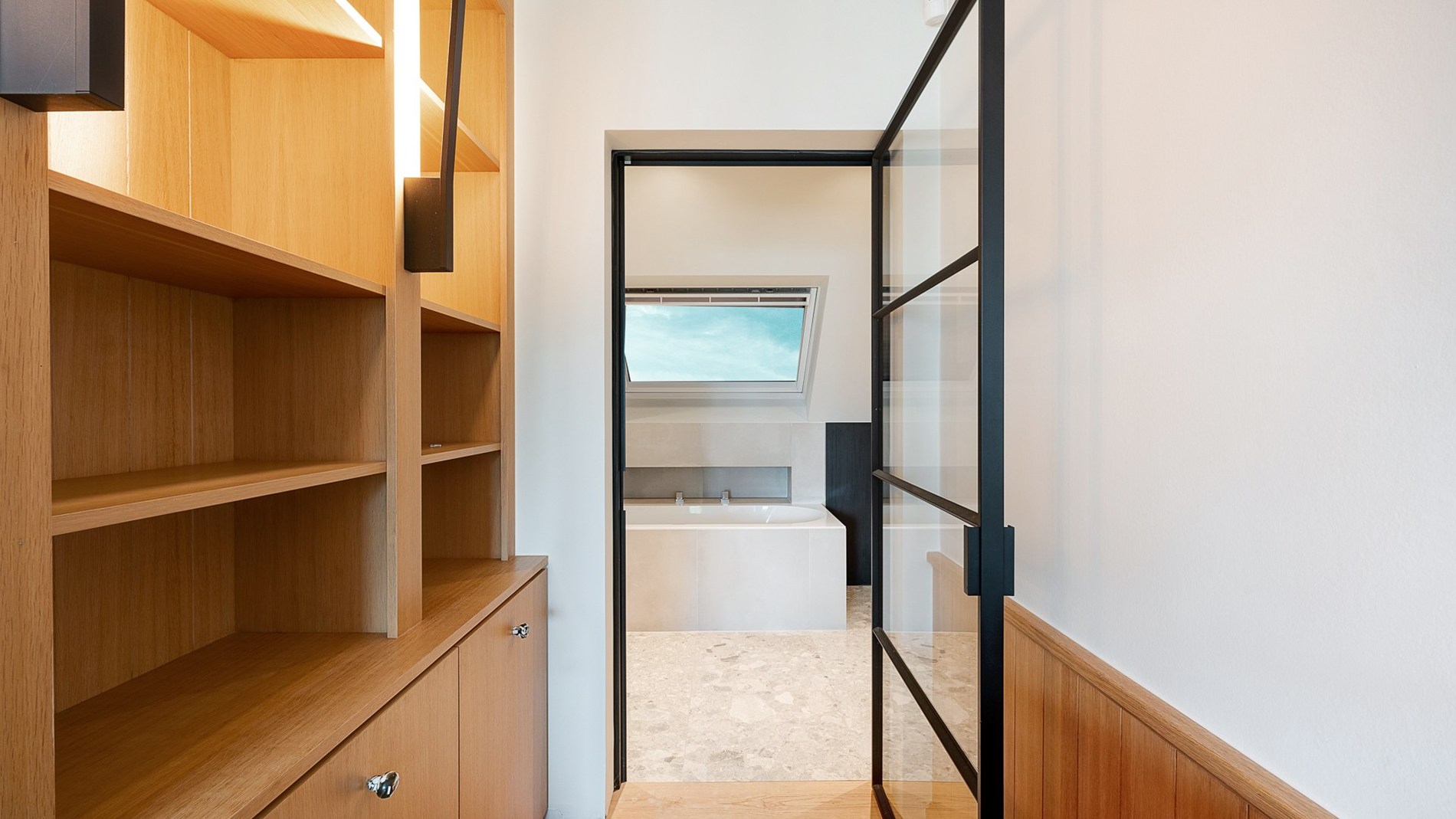 Schitterende villa met zwembad gelegen in residentiële wijk te Knokke. 